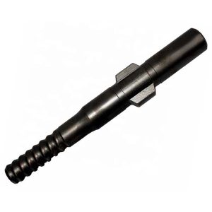 Adaptor pentru tija unui perforator pneumatic montat pe șină